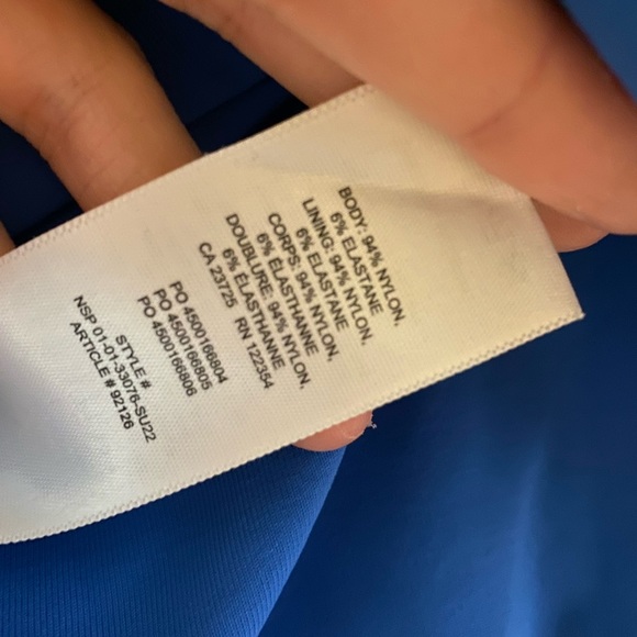 Aritzia Contour V-neck tank - Picture 4 of 5